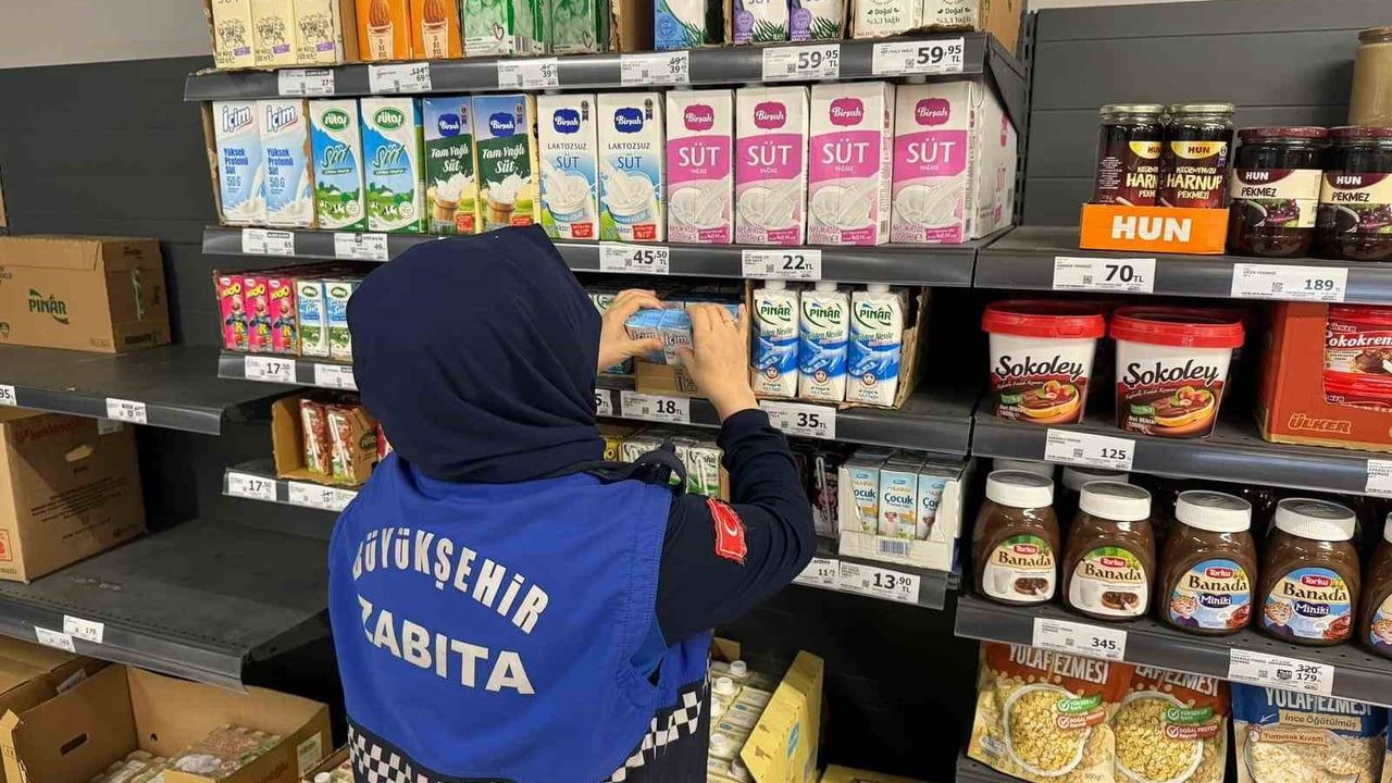 Kocaeli'de Raflarda Bulunan Son Kullanma Tarihi Geçmiş Ürünler İmha Edildi