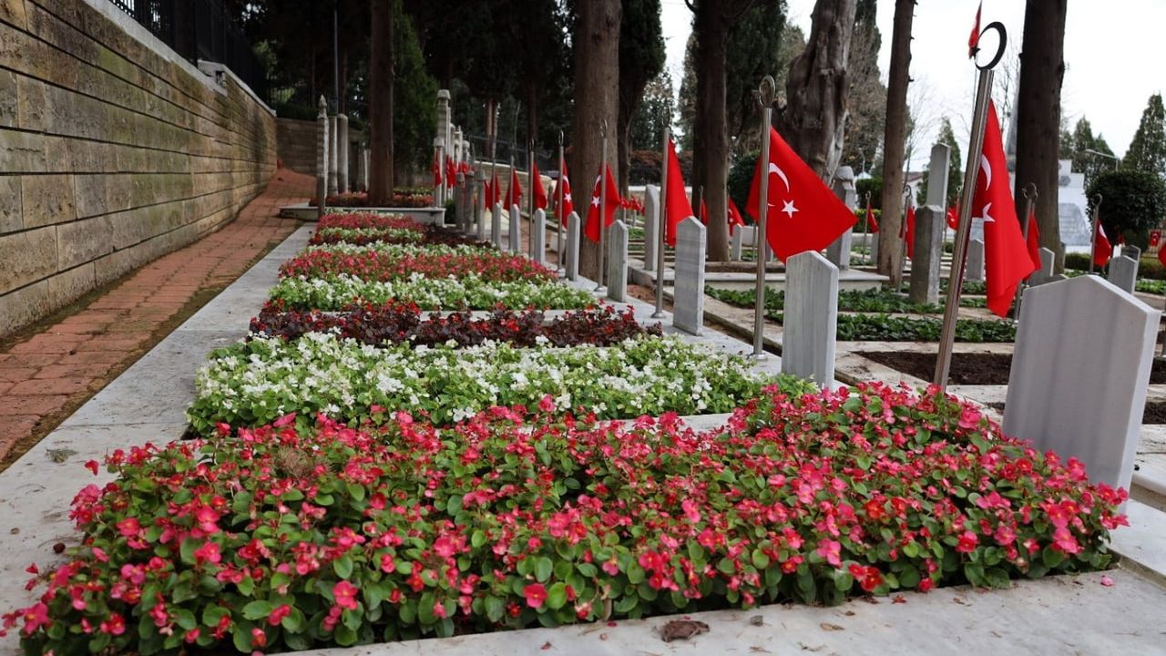 Kocaeli'de Şehitliklerde Bakım ve Çiçeklendirme Çalışması