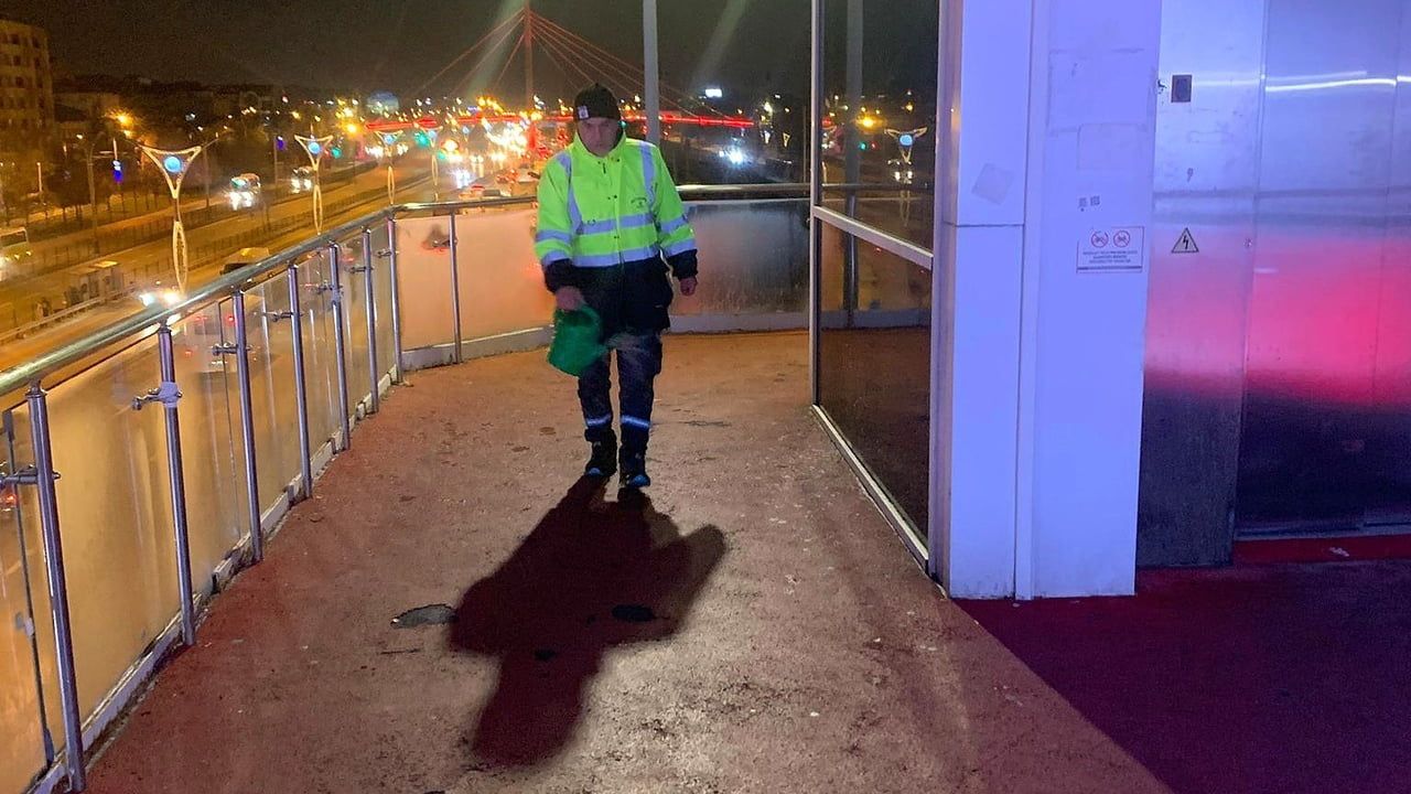 Kocaeli'de Üst Geçitlerde Buzlanmaya Özel Solüsyonla Müdahale