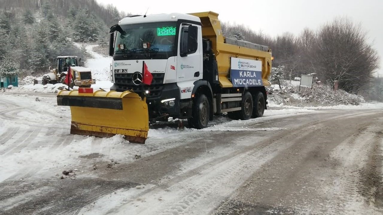 Kocaeli'de Yüksek Kesimlerde Kesintisiz Karla Mücadele