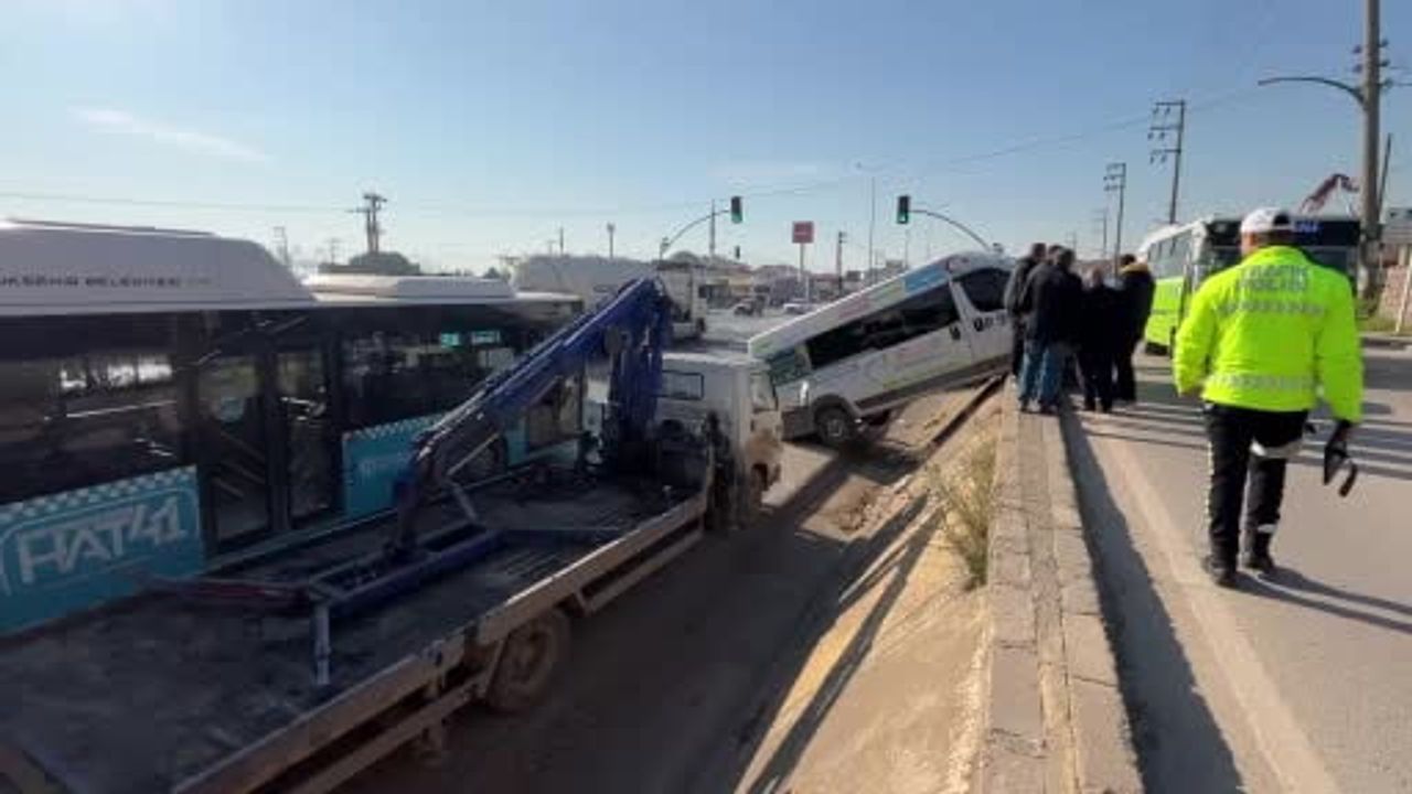 Kocaeli Derince'de Park Halindeki Minibüs D-100 Kenarına Asılı Kaldı