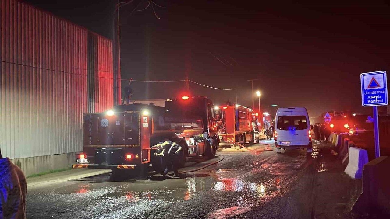 Kocaeli Gebze'de Geri Dönüşüm Deposunda Yangın: 1 İşçi Yaralandı