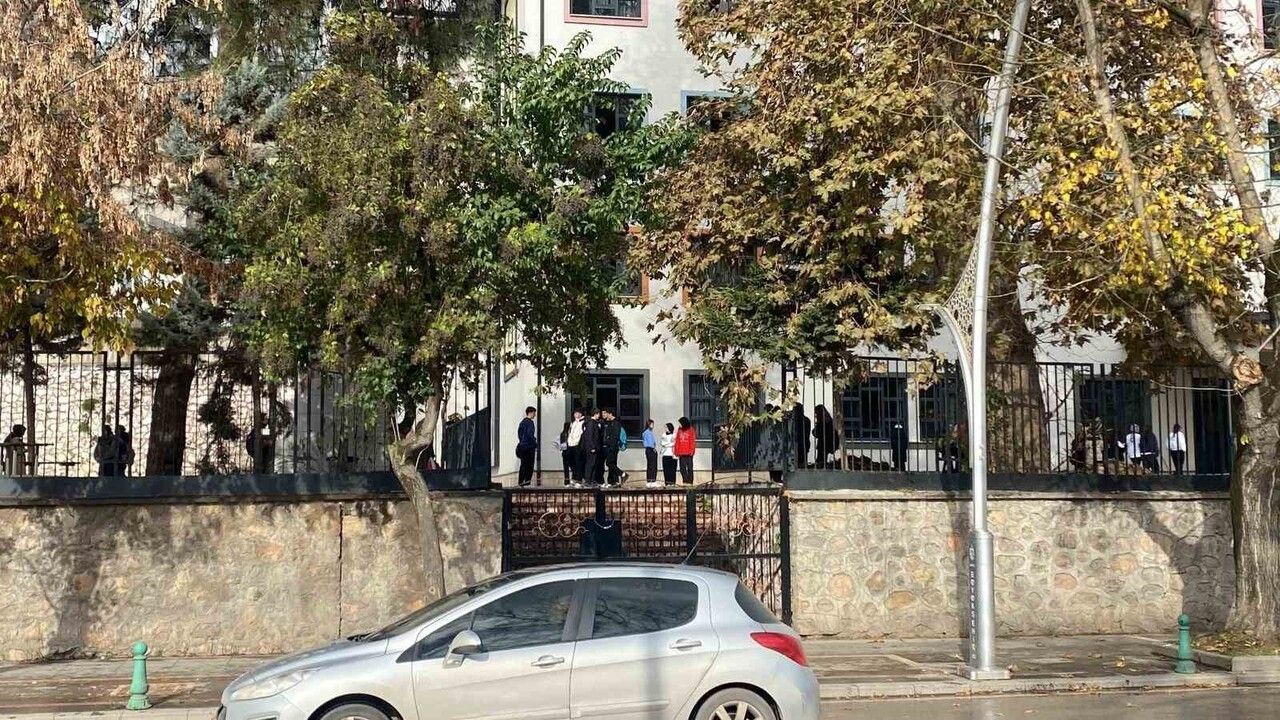 Kocaeli İzmit'te lise öğrencisi 3. kattan düştü — Ağır yaralı