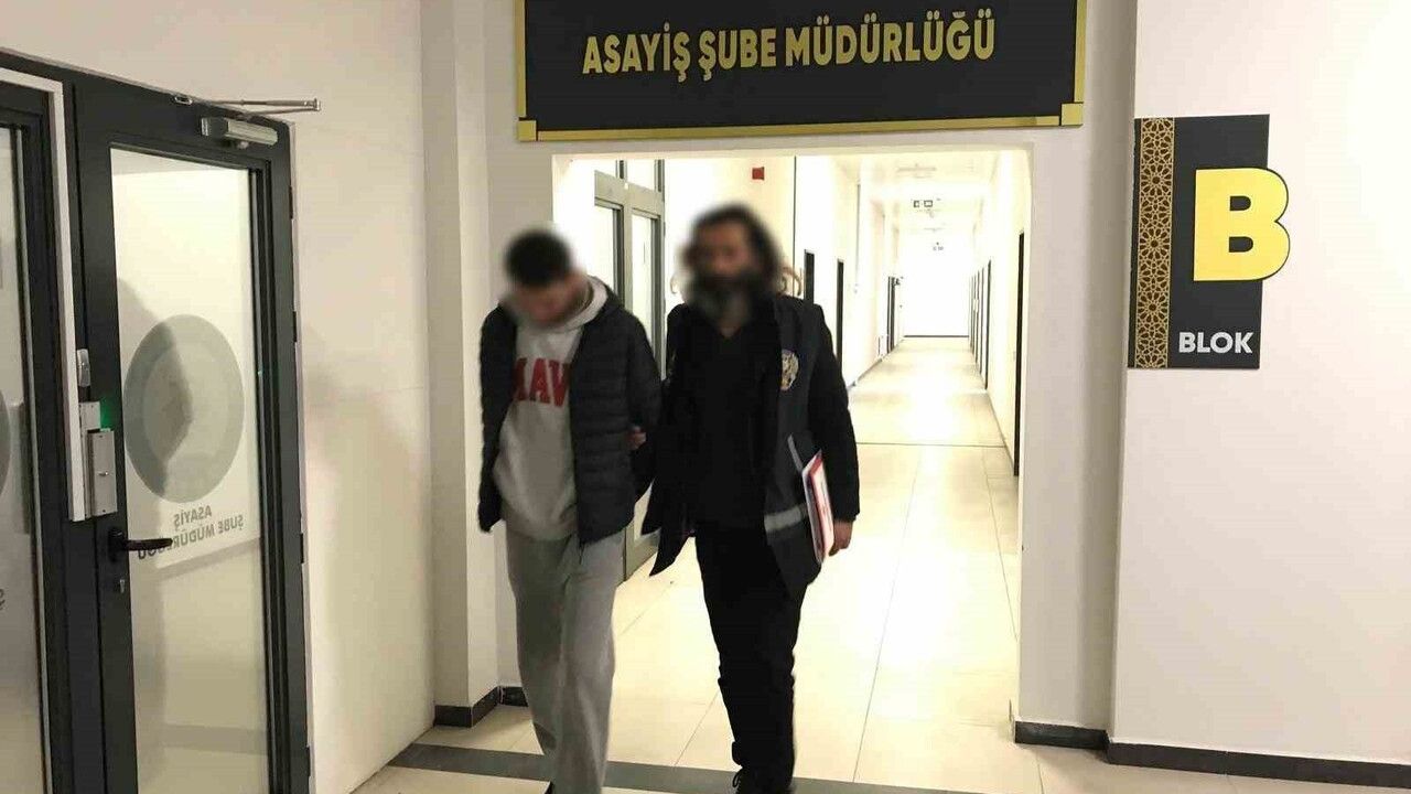 Kocaeli Körfez'de Çalıntı Otomobile 'Kontak' Ararken Yakalandılar