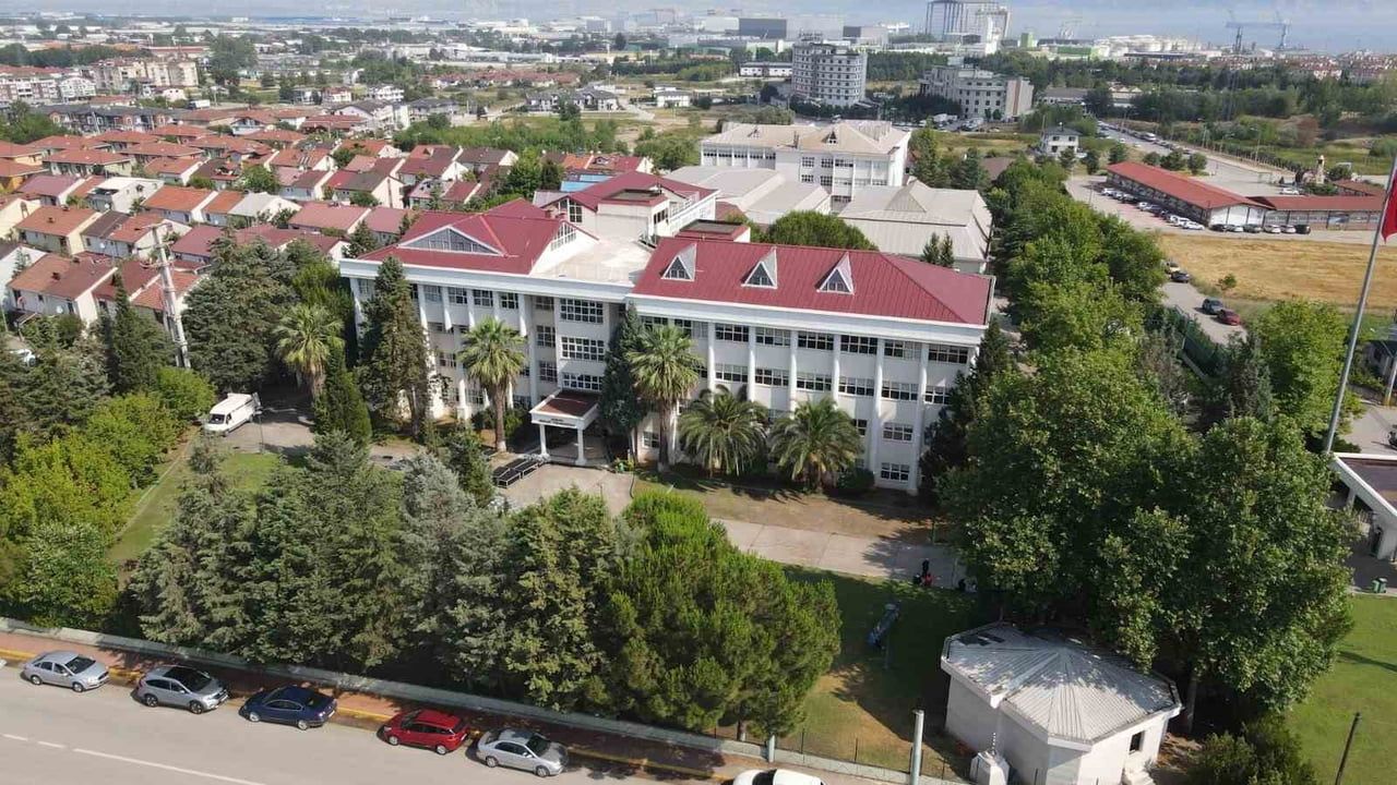 Kocaeli Sağlık ve Teknoloji Üniversitesi YÖK 2025 Raporunda İlk 20’ye Girdi