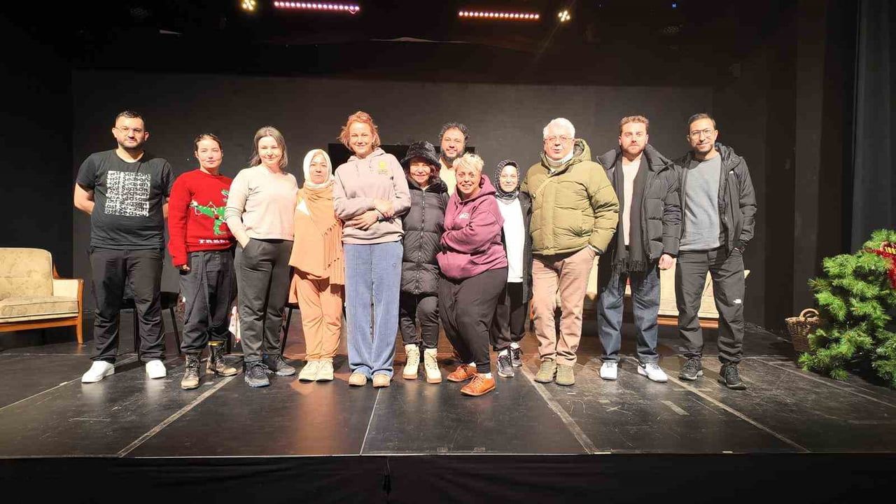 Kocaeli Şehir Tiyatroları'nın 'Üç Jokerli Konken'i Almanya'da Coşkuyla Karşılandı