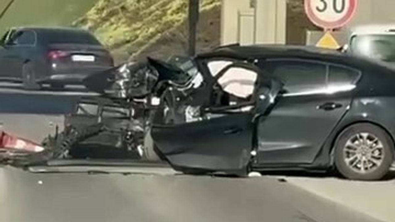 Kocaeli TEM Otoyolu'nda Gişelere Çarpan Otomobil Kullanılamaz Hale Geldi: 2 Ağır Yaralı