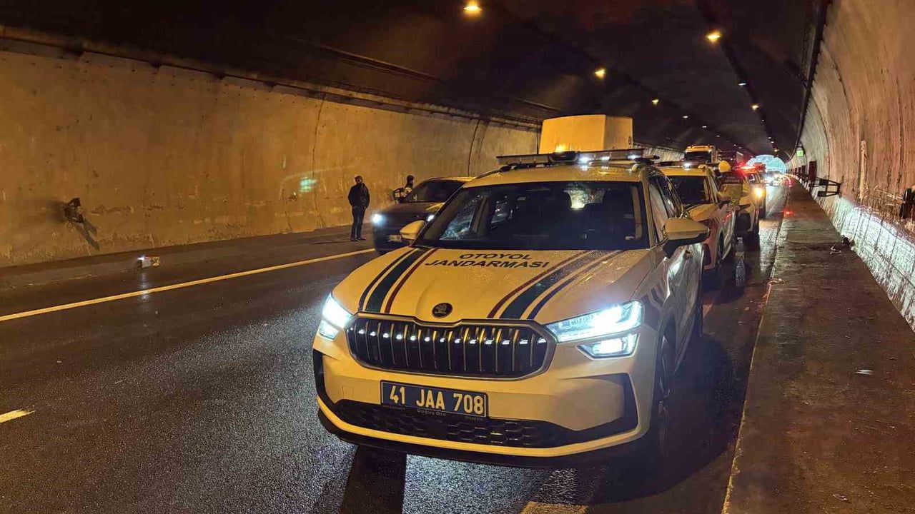 Kocaeli TEM Otoyolu'nda otomobil tır ile tünel duvarı arasında sıkıştı