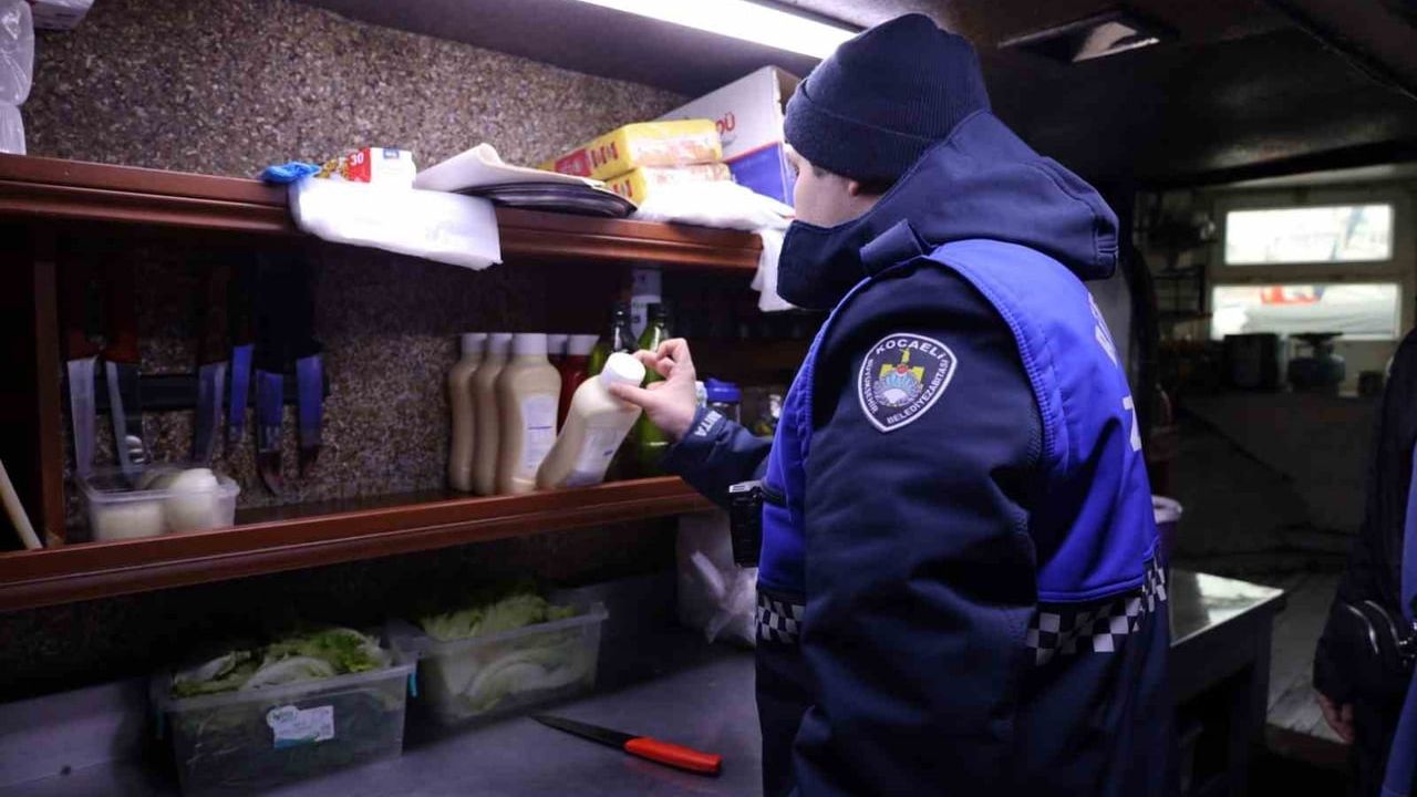 Kocaeli Zabıtası İzmit Marina'da Balıkçı Teknelerine Yılbaşı Hijyen Denetimi