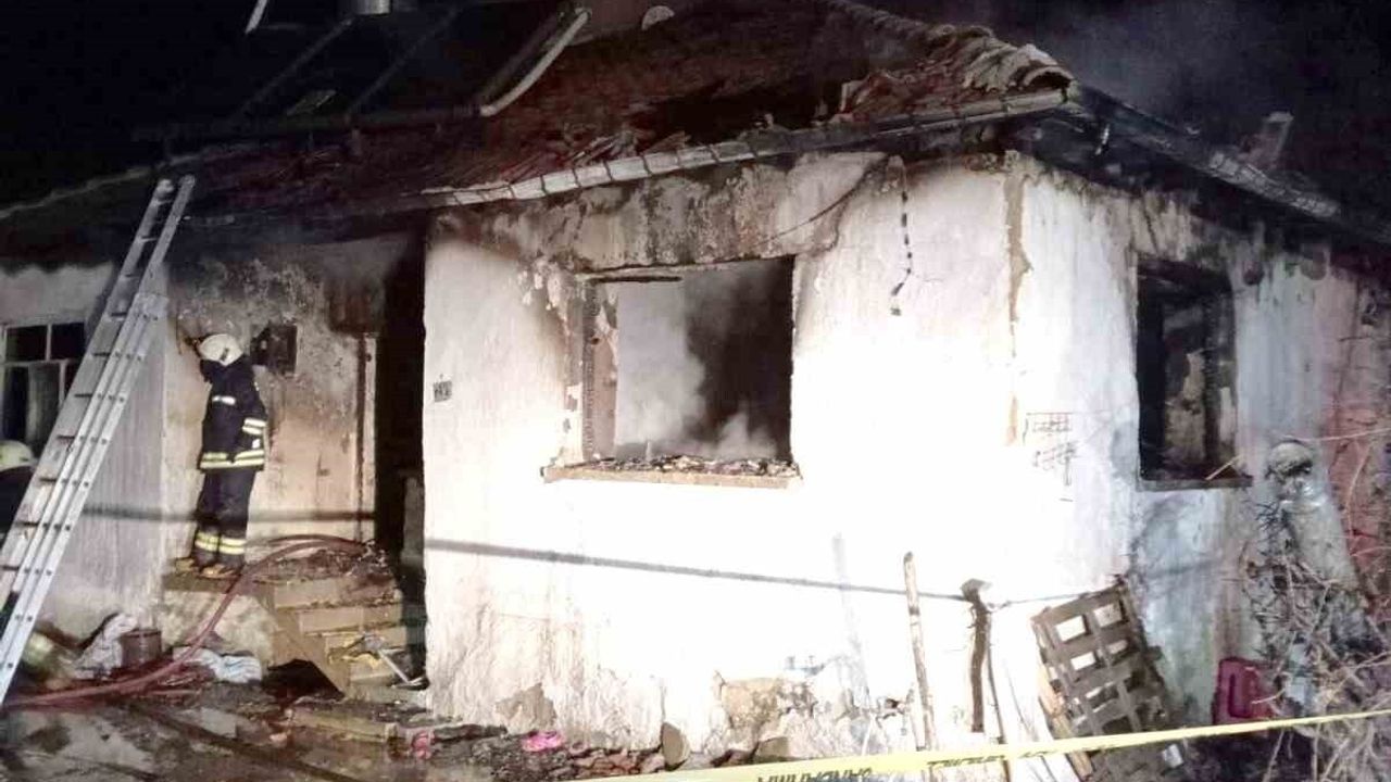 Konya Akşehir'de Yangın Faciası: Oğlu İçeri Girince Can Verdi, Anne Yaralı