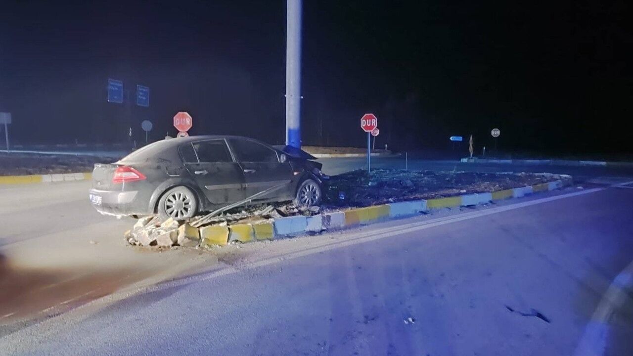 Konya Beyşehir'de Refüje Çıkan Otomobil: 3 Yaralı