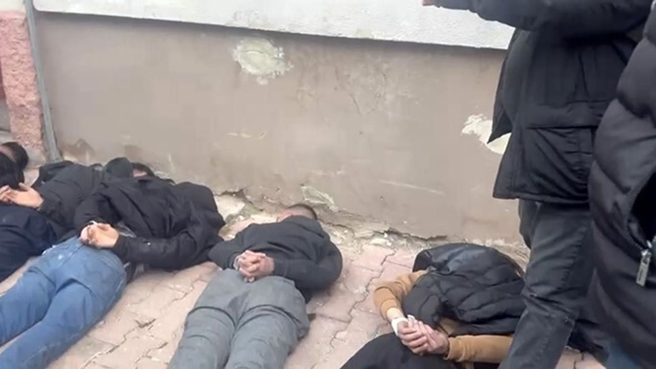 Konya'da 20 Yıl Hapis Cezalı Şüpheli Polise Bıçak ve Tabancayla Direndi