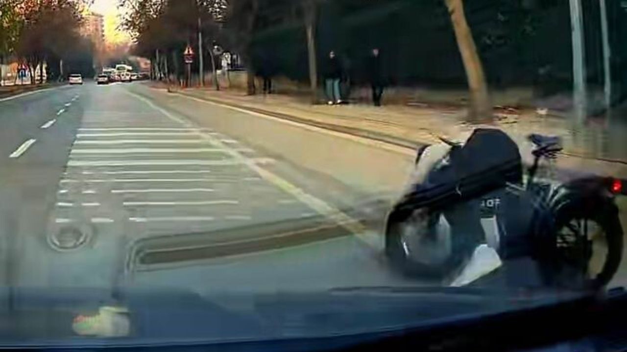 Konya'da bisikletli son anda arabanın altından kurtuldu — Araç kamerası kaydetti