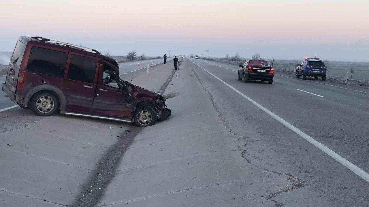 Konya'da hafif ticari araç takla attı: 1 yaralı