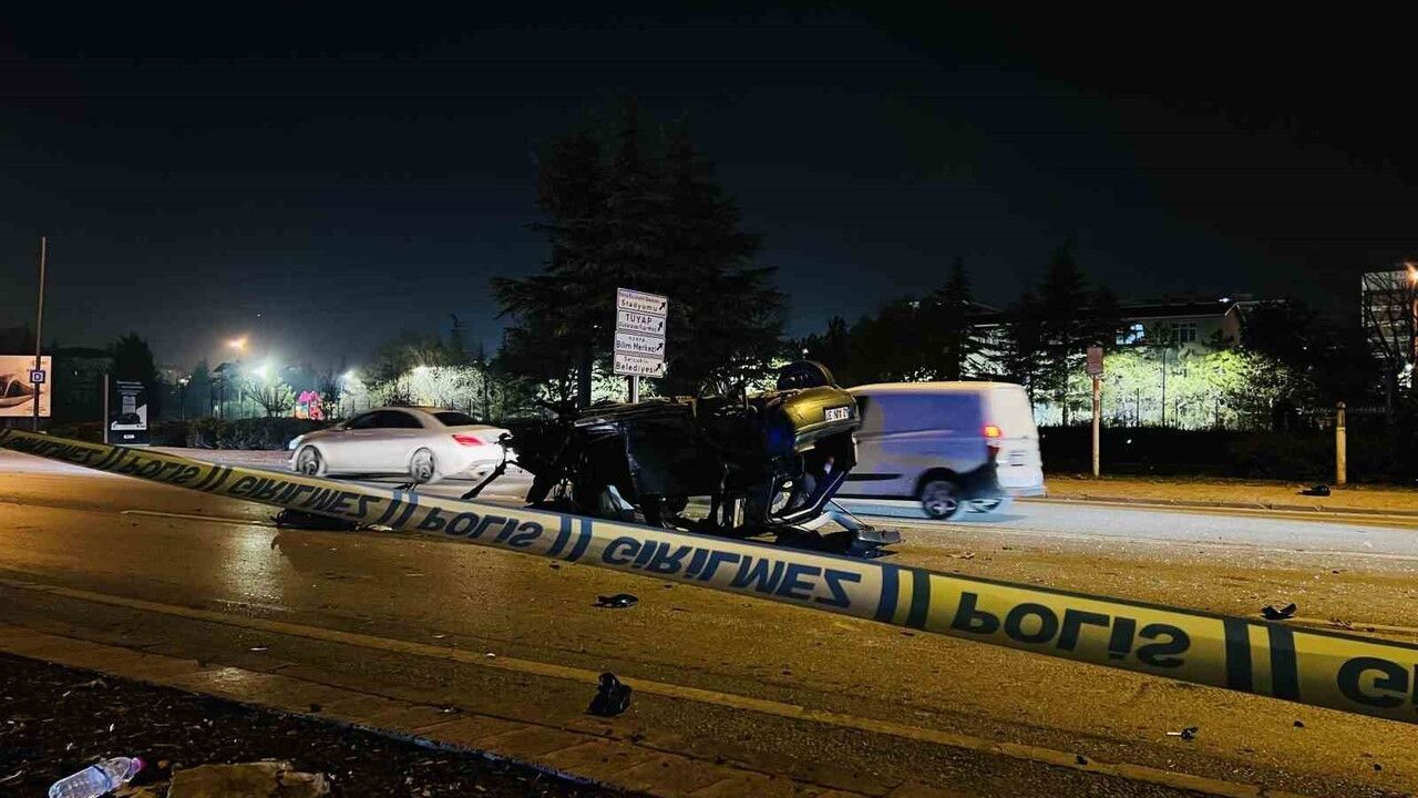 Konya'da otomobil kontrolden çıkıp ağaca çarptı: Araç alev aldı, 1’i ağır 2 yaralı