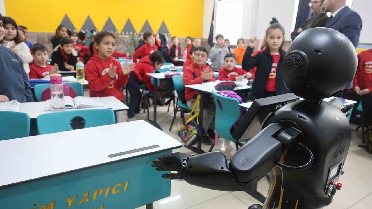 Konya'da Şivlilik Etkinliğine Robot Şivecop: Çocuklara Paylaşma ve Zorbalık Eğitimi