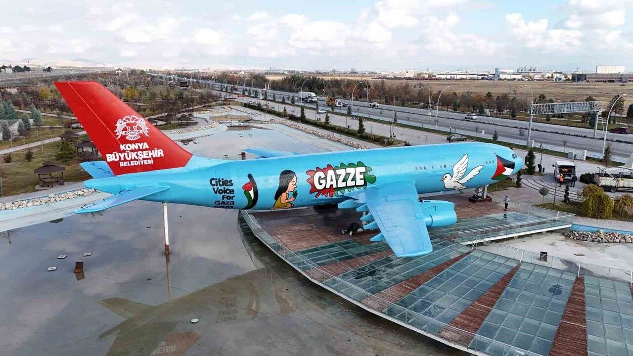 Konya'da Uçak 'Gazze' Mesajıyla Şehre Gelenleri Karşılıyor