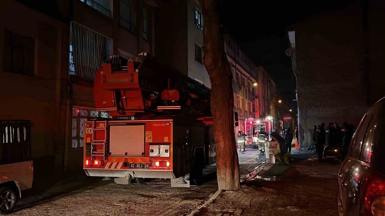 Konya Meram'da 3 Katlı Binanın Çatısında Yangın