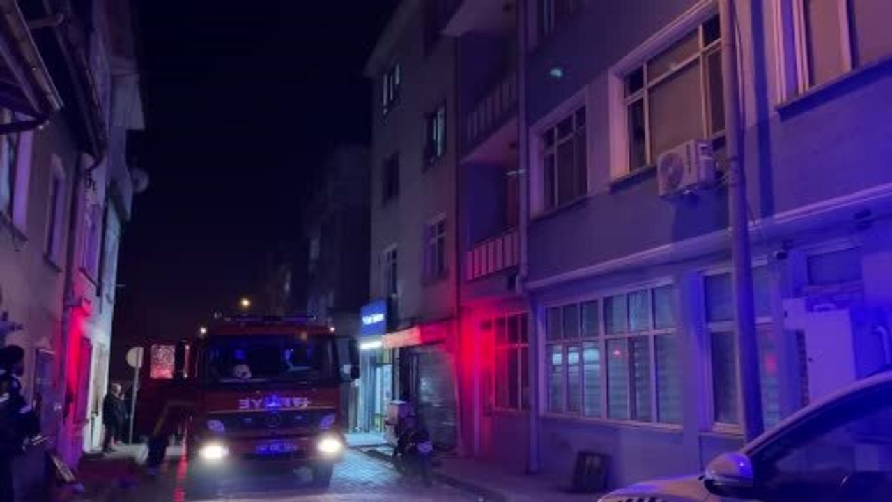Konya Meram'da Çatı Yangını: Sahibiata Mahallesi'nde 3 Katlı Binada Paniğe Yol Açtı
