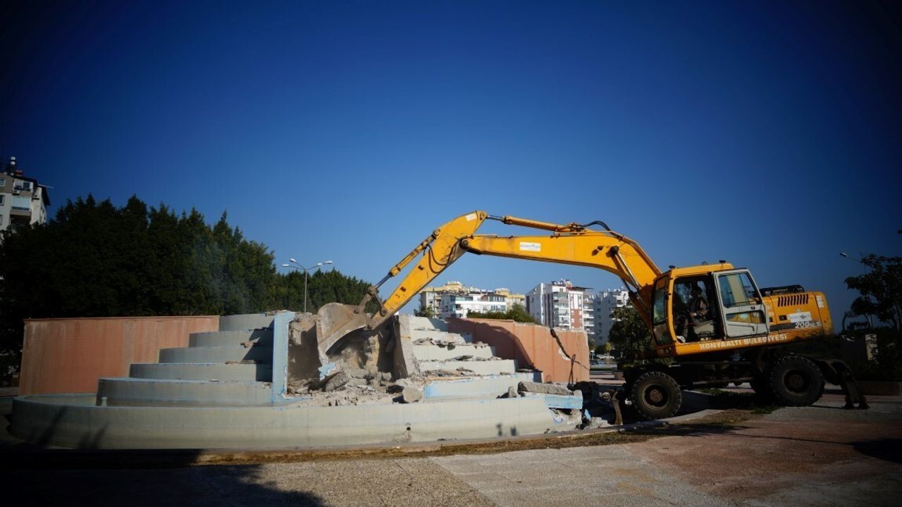 Konyaaltı’nda süs havuzları kaldırılıyor: Parklar yeşil alana dönüşecek