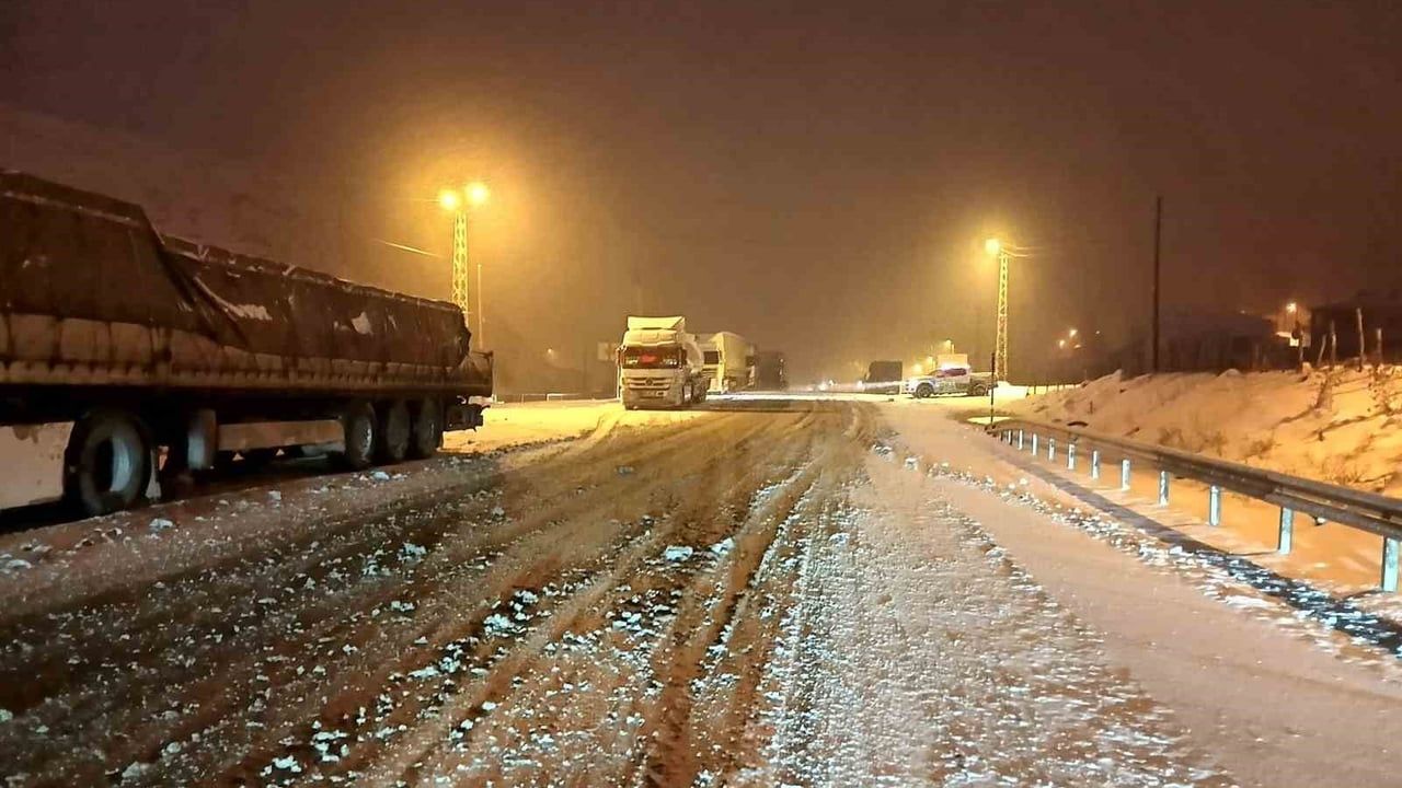 Kop Dağı Geçidi'nde Ulaşım Kontrollü Sağlanıyor