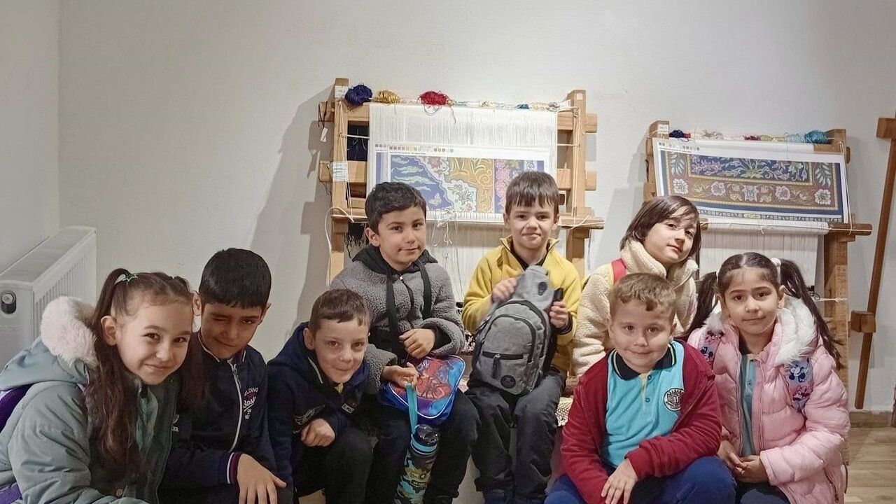 Körfez'de Öğrenciler Hereke Halısı Yapımını Yakından İnceledi