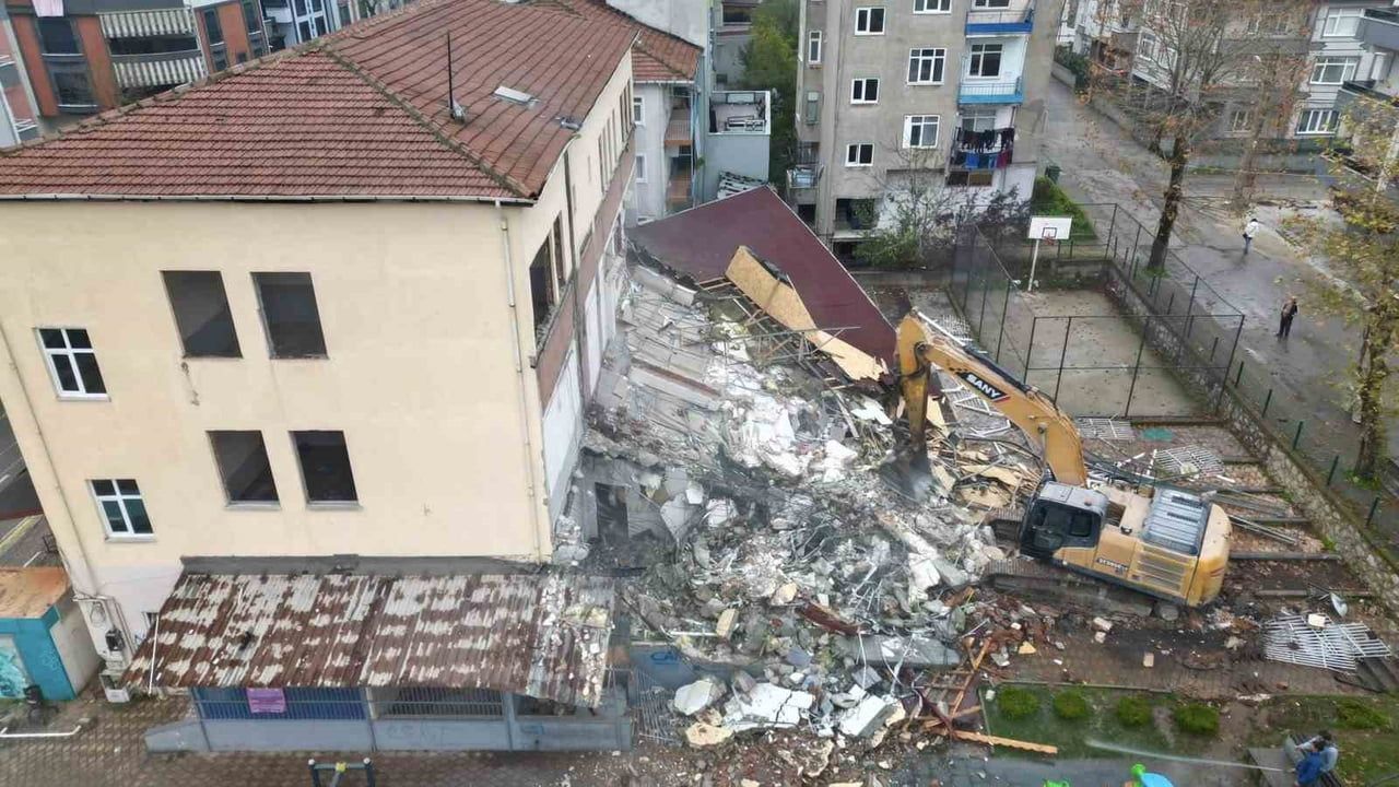 Körfez'de Riskli Bina Kontrollü Şekilde Yıkıldı