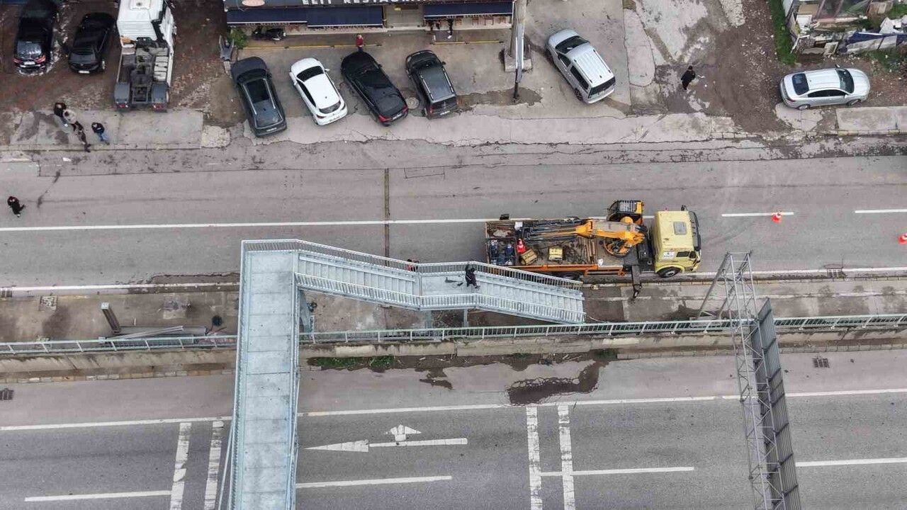 Körfez'de yaya üst geçidi mahkeme kararıyla yıkıldı, 1 metre ötede yeniden açıldı