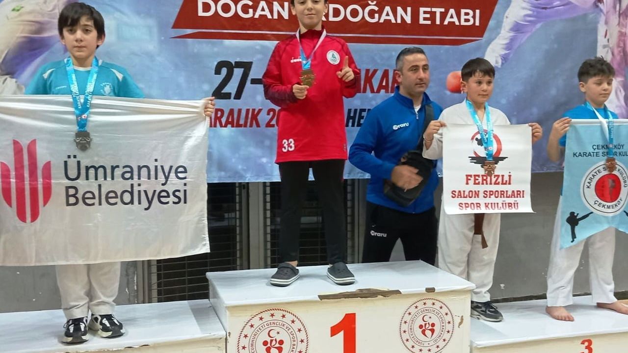 Körfezli Karateciler Sakarya'da 13 Madalya — 7'si Altın