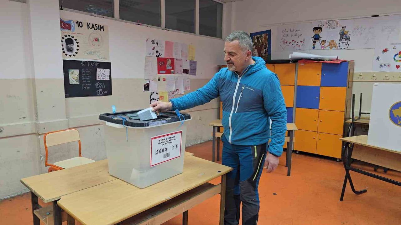 Kosova'da Erken Parlamento Seçimleri: Sandıklar Açıldı