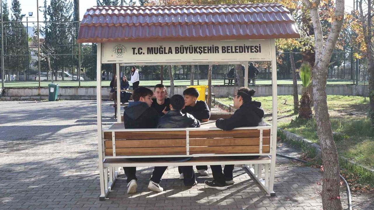 Köyceğiz’e Kent Mobilyası Desteği: Parklar ve Okullar Yenileniyor