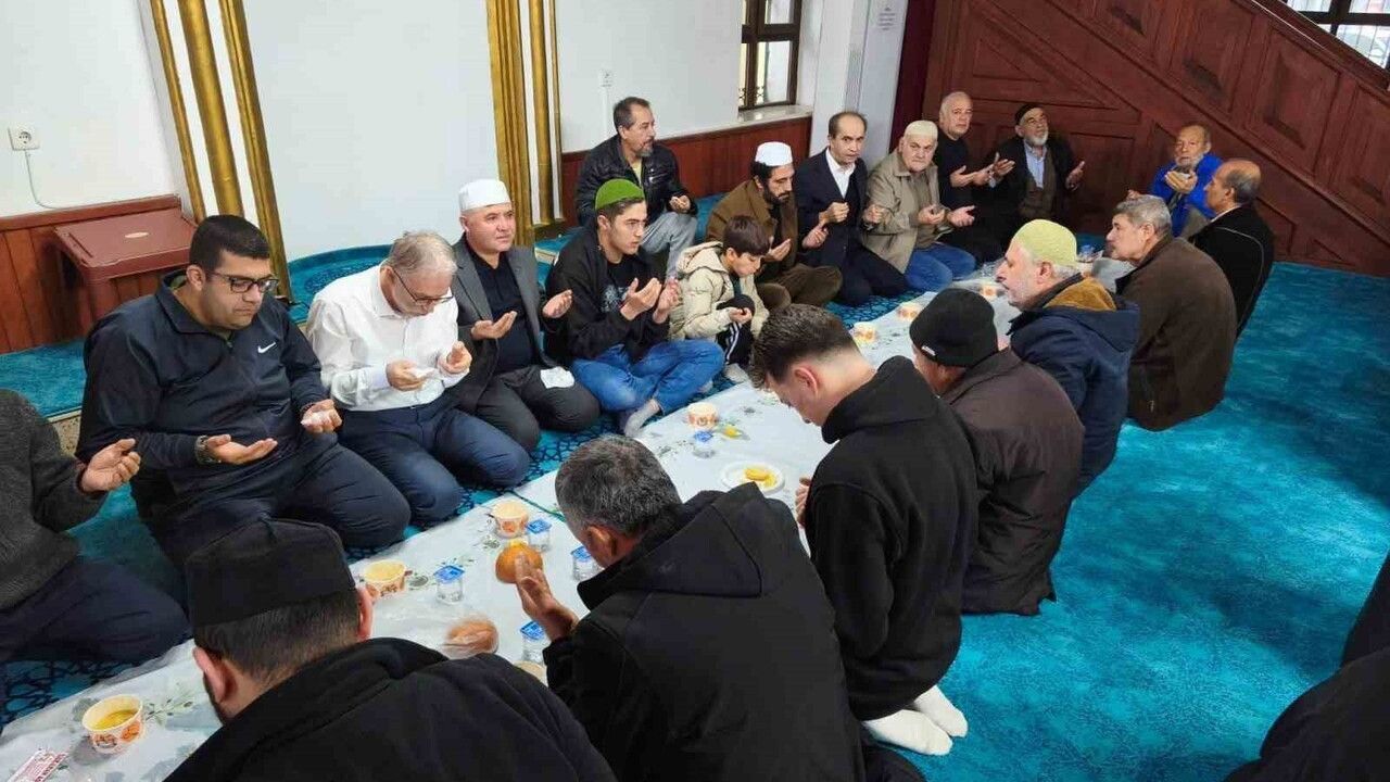 Köyceğiz Hacıbey Camii'nde Sabah Namazı Buluşması — Dr. Rüstem Can Katıldı