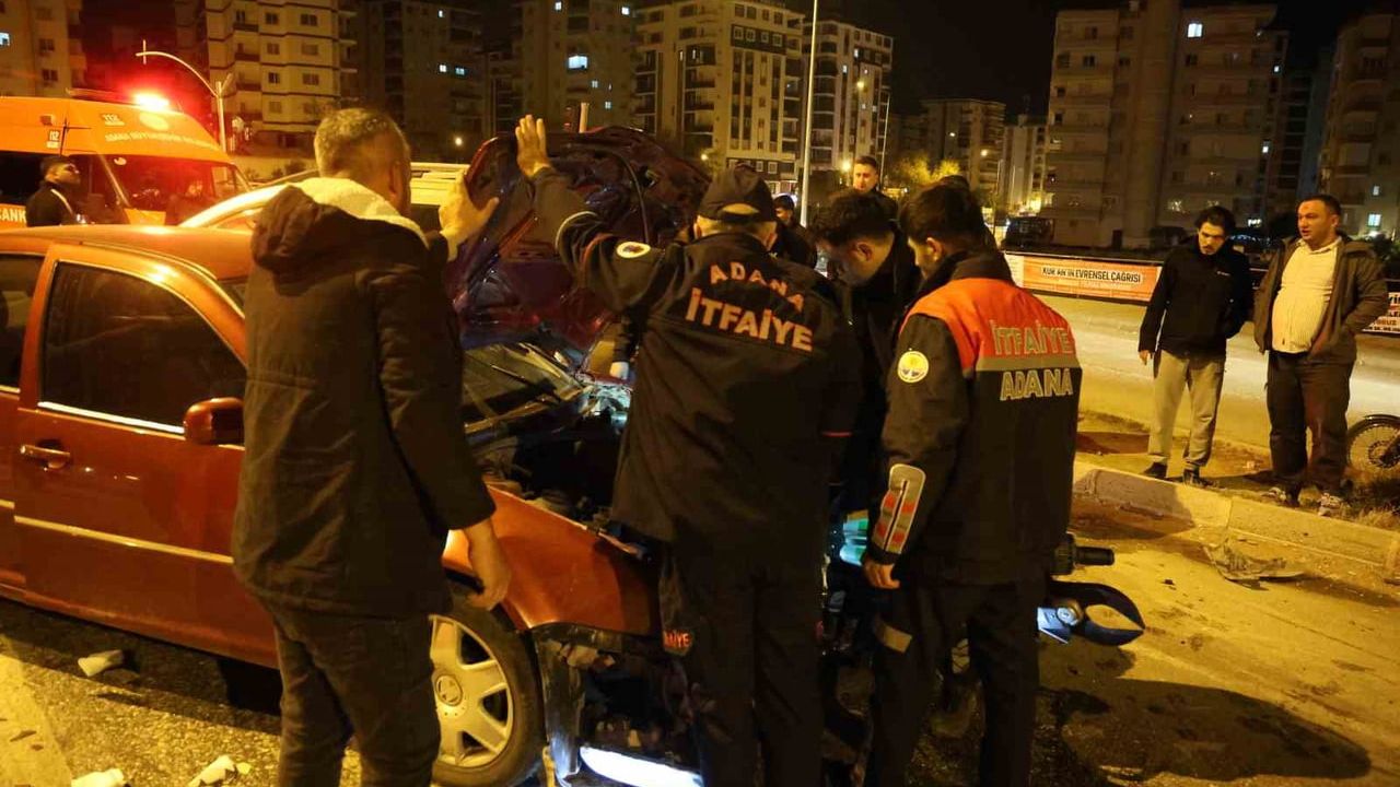 Kozan'da baba yadigarı otomobil hurdaya döndü: 2 yaralı