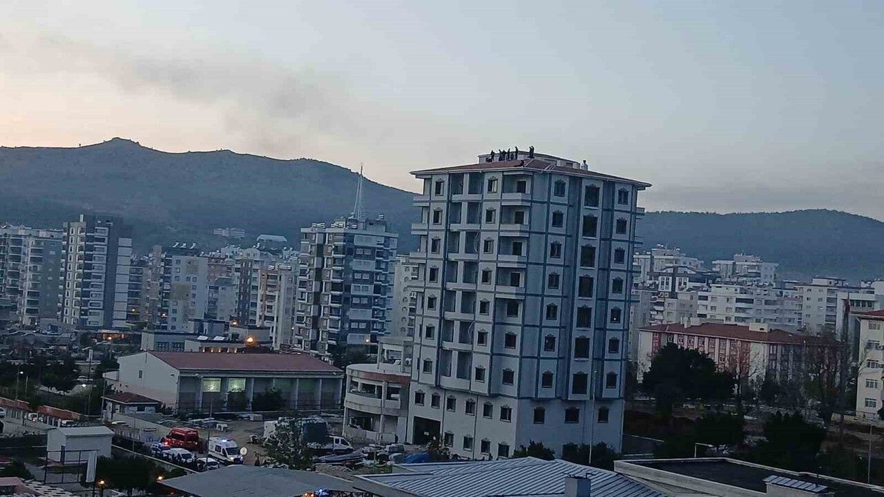 Kozan'da çatıya çıkan boyacı 80 bin TL alacağını alınca indi