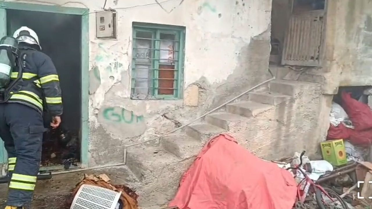 Kozan'da Ev Yangını Çevreye Sıçramadan Söndürüldü