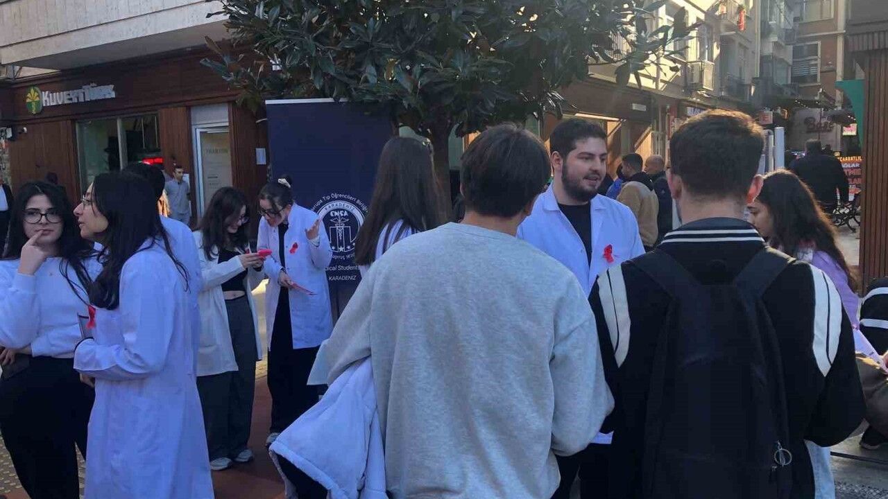 KTÜ Tıp Öğrencileri HIV/AIDS İçin Sahada Farkındalık Çalışması