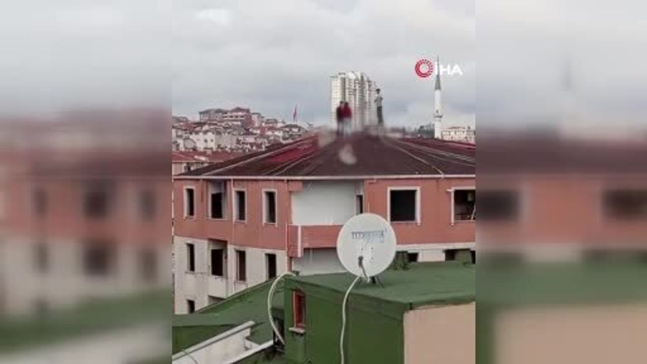 Küçükçekmece'de Çatıda Tehlikeli Poz: 3 Çocuk Kamerada