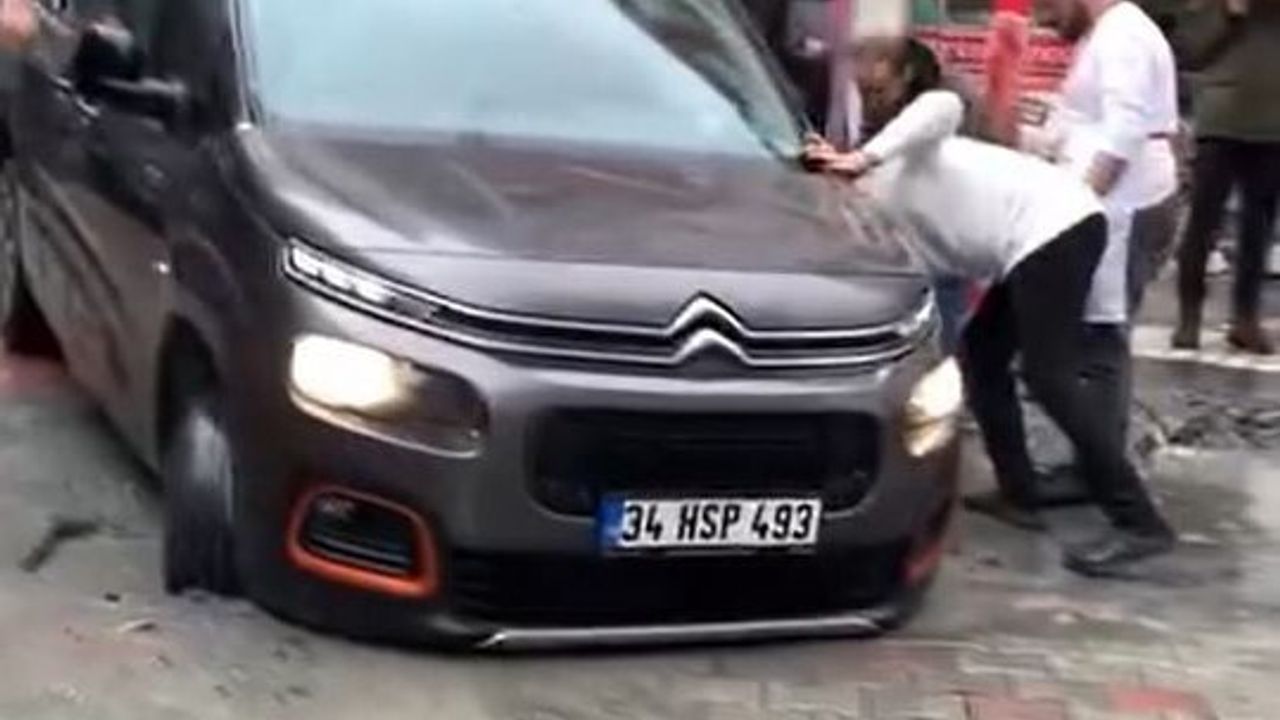 Küçükçekmece'de Sağanak Sonrası Yolda Çökme: 2 Araç Çukura Düştü