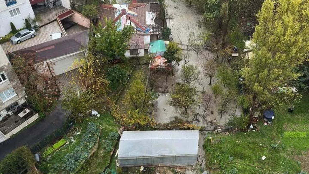 Küçükçekmece İstasyon Mahallesi'nde Site Otoparkını Su Bastı