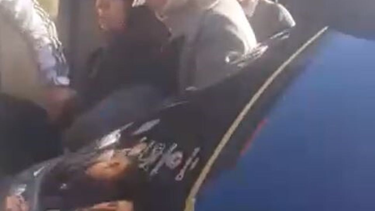 Küçükçekmece Sefaköy'de Minibüsten Yaşlı Kadın Düştü — Vatandaşlar Yardıma Koştu