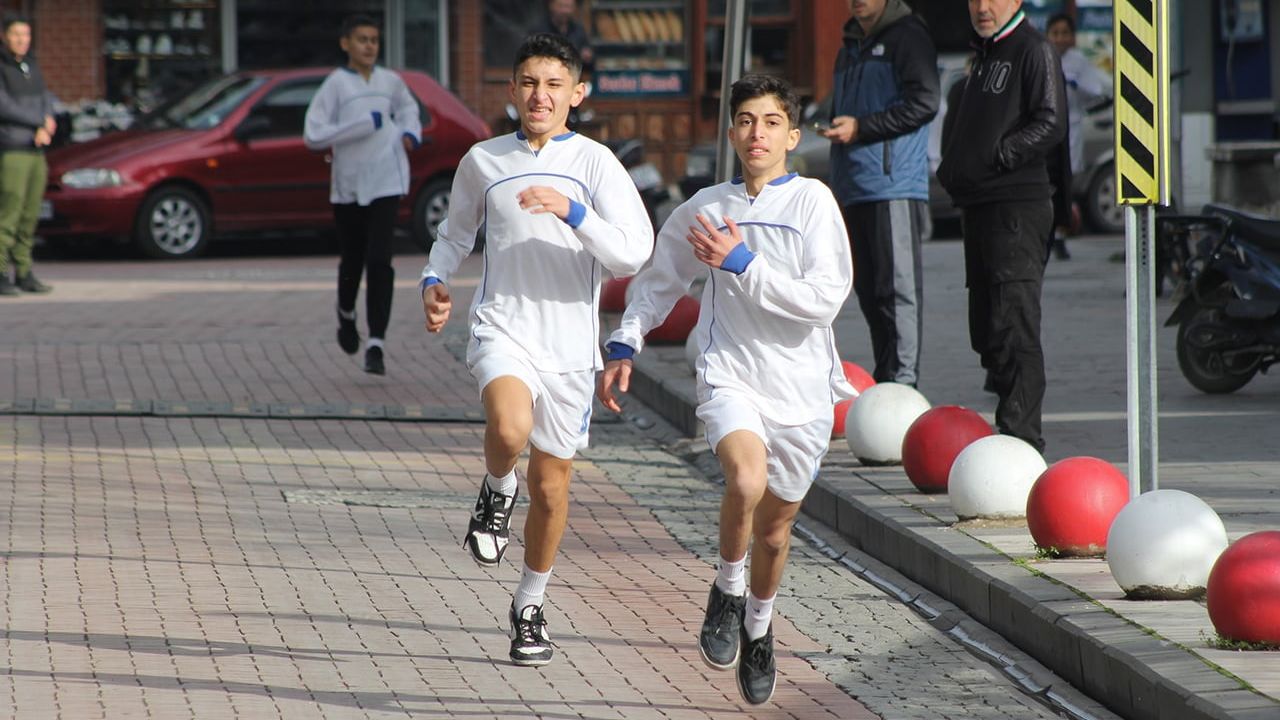 Kula'da Atatürk Kır Koşusu'nda Okullar Kıyasıya Yarıştı