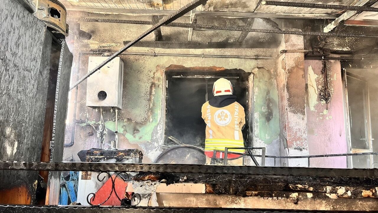 Kula'da müstakil evde yangın: İtfaiye büyümeden müdahale etti