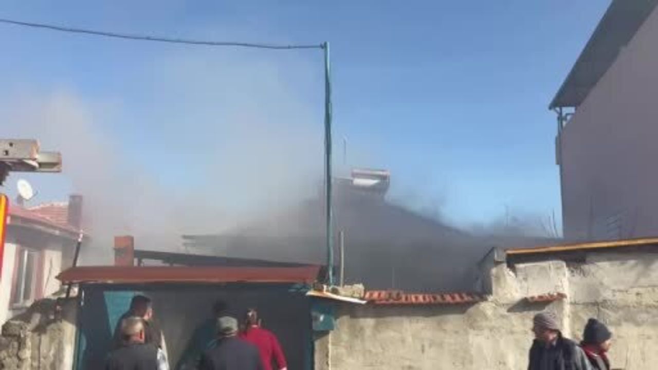 Kula'da müstakil evde yangın paniği: İtfaiye alevleri kontrol altına aldı