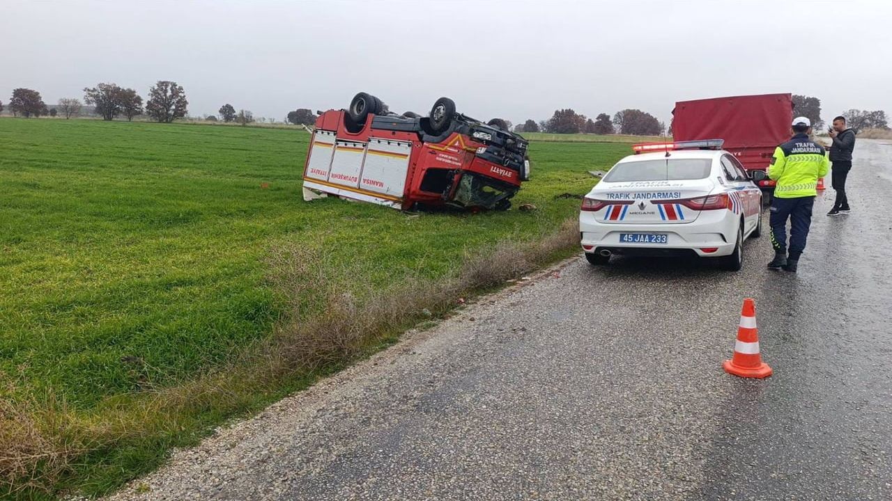 Kula'da Yangına Giden İtfaiye Aracı Takla Attı: 1 Yaralı