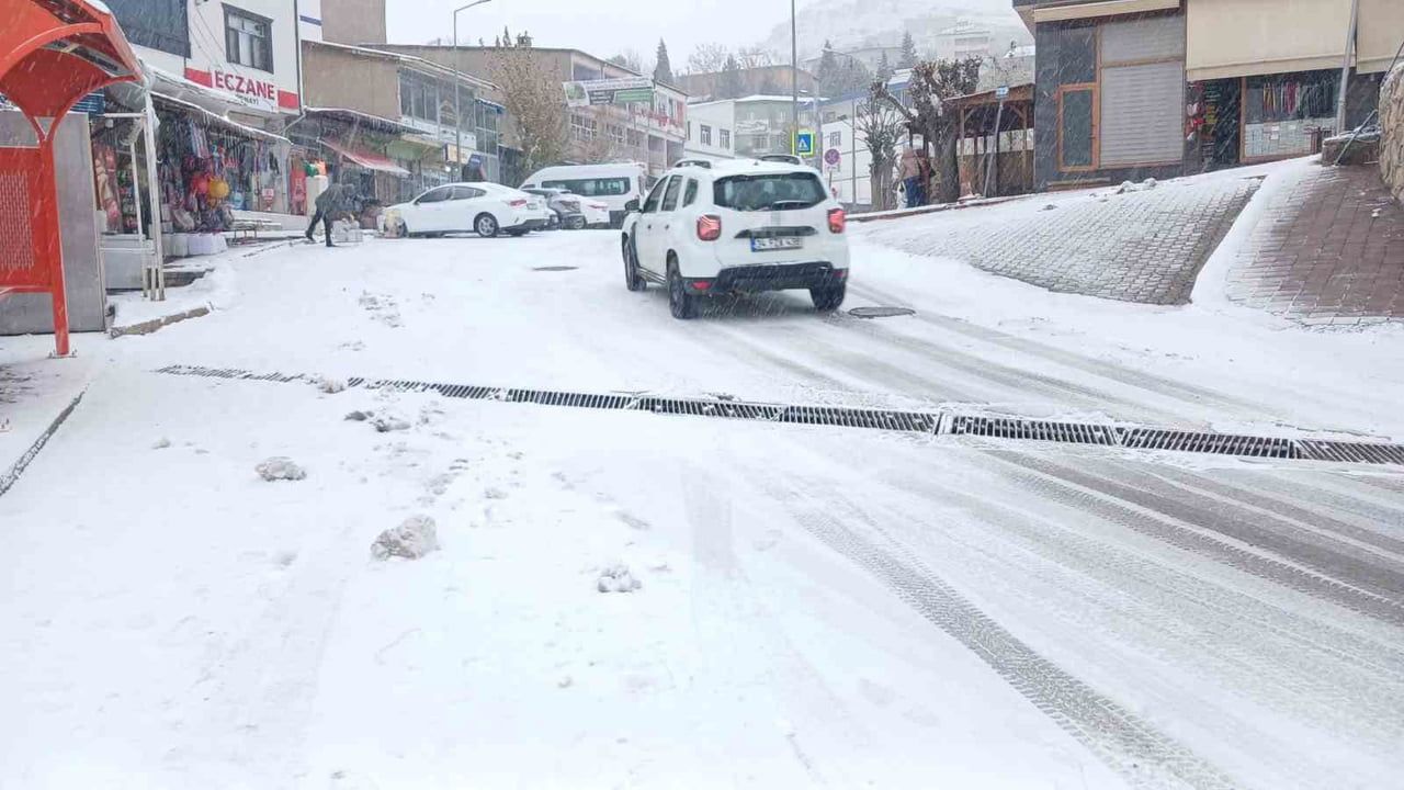 Kulp’ta gizli buzlanma trafiği kilitledi: Araçlar yolda kaldı, eğitim tatil