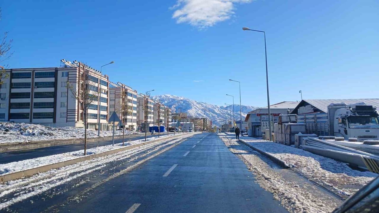 Kulp'ta Kar Sonrası Güneş: Yollar Açılıyor, Buzlanma Uyarısı