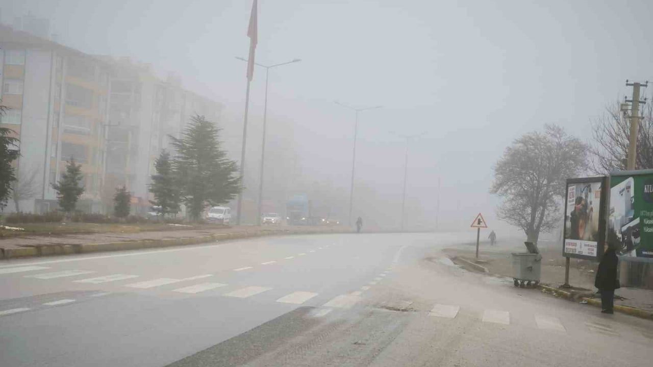 Kulu'da Yoğun Sis Trafiği Etkiledi — Dinek Kavşağında Kazalar