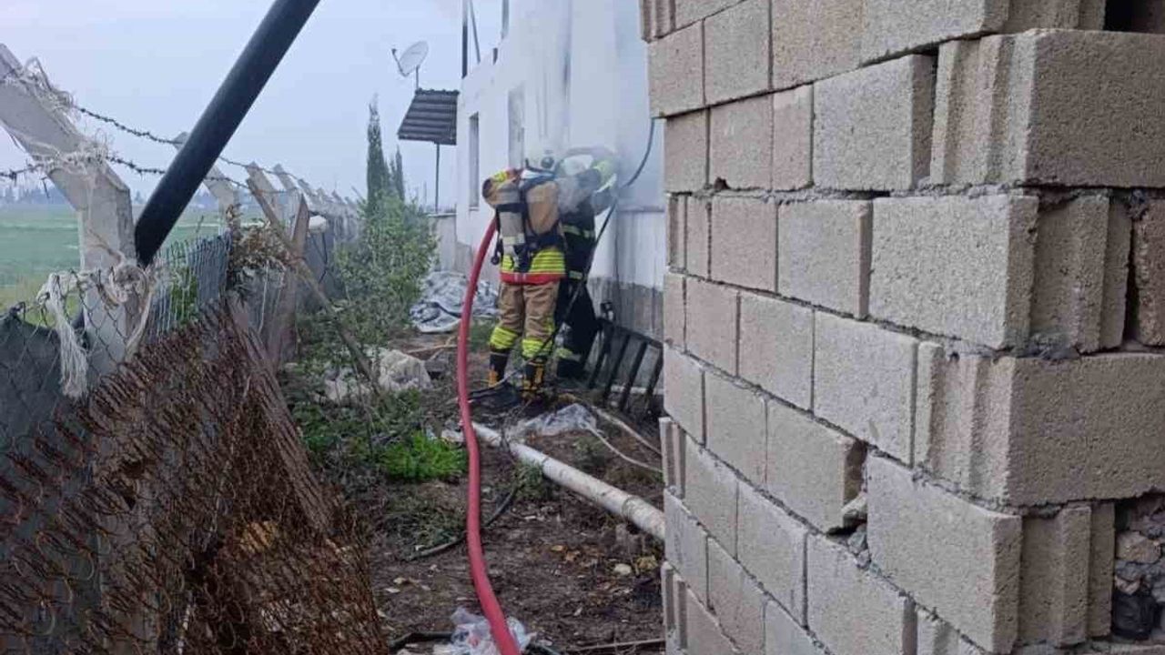 Kumlu'da Müstakil Ev Yangını: İtfaiyenin Hızlı Müdahalesiyle Söndürüldü