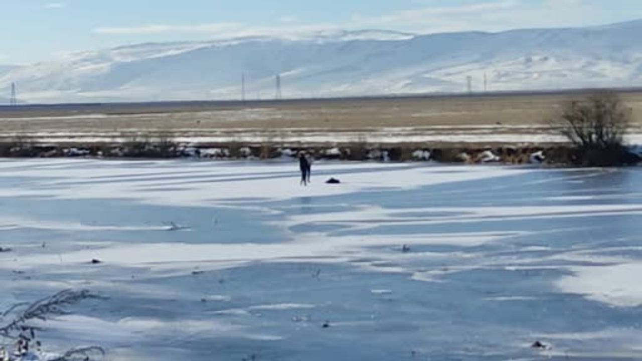 Kura Nehri Ardahan'da Tamamen Dondu: Buz Üzerinde Yürüyüş Heyecanı
