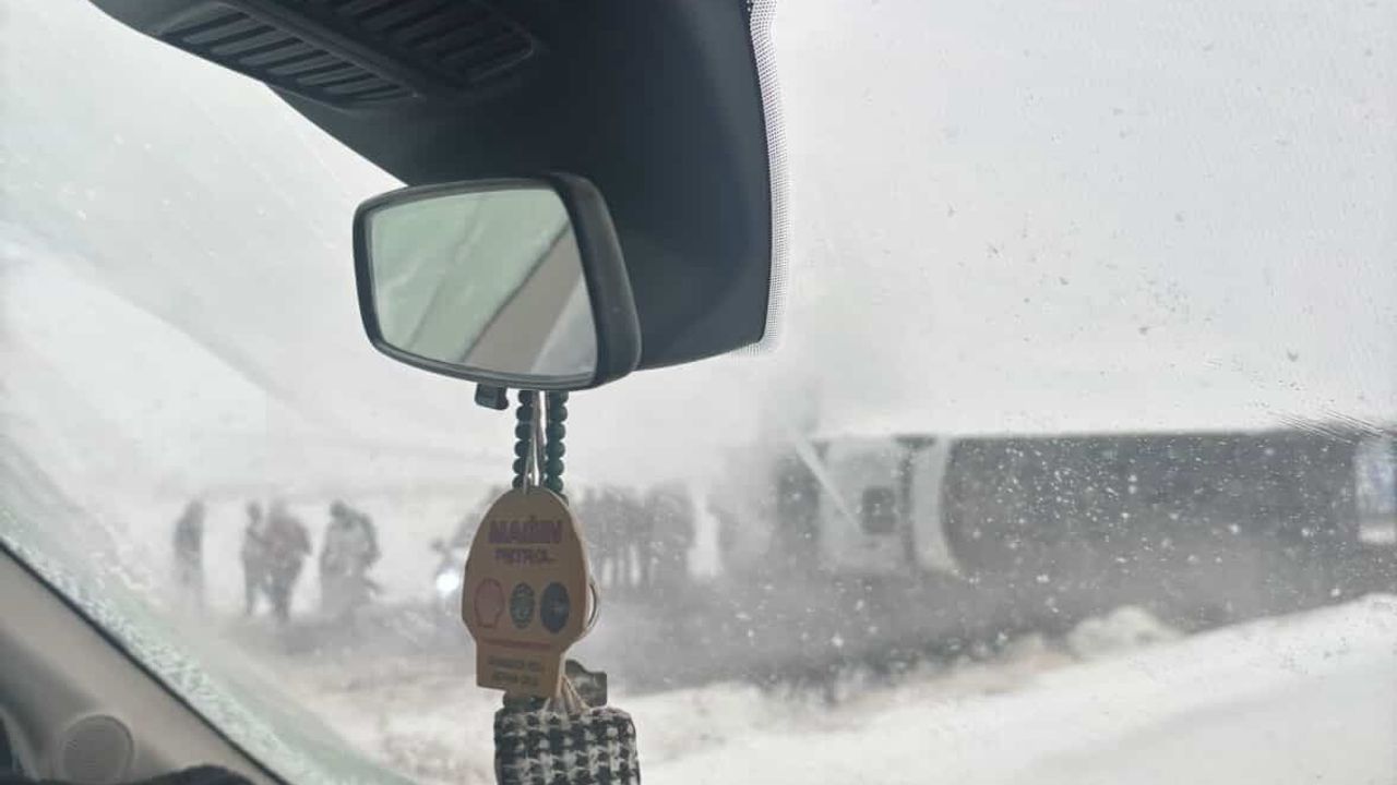 Kurtalan'da Kamyon Devrildi: Sürücü Yaralandı